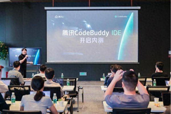 益上线 国产AI编程工具加速进化 腾讯云内测CodeBuddy IDE