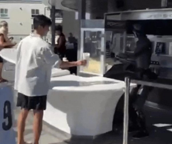 星火配资 马斯克机器人出街卖爆米花，还会捉弄顾客