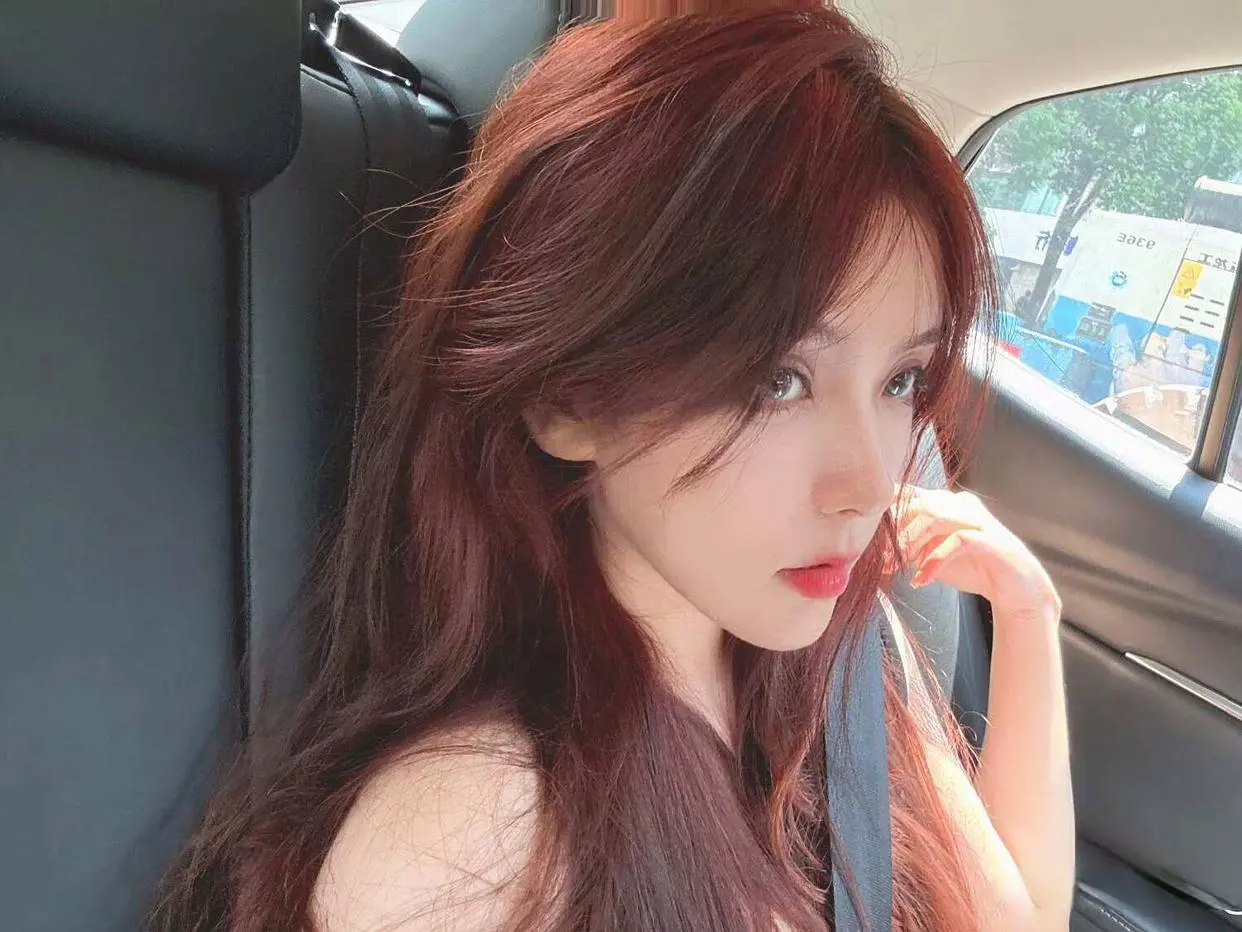 盈珑操盘 LPL解说Rita某音首秀，被吐槽40岁老阿姨，弹幕刷屏玩梗：你艾希我奶妈、开奔驰、喝战马……