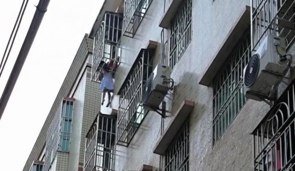 汇利资本 惠州一女孩被防盗网卡头悬半空